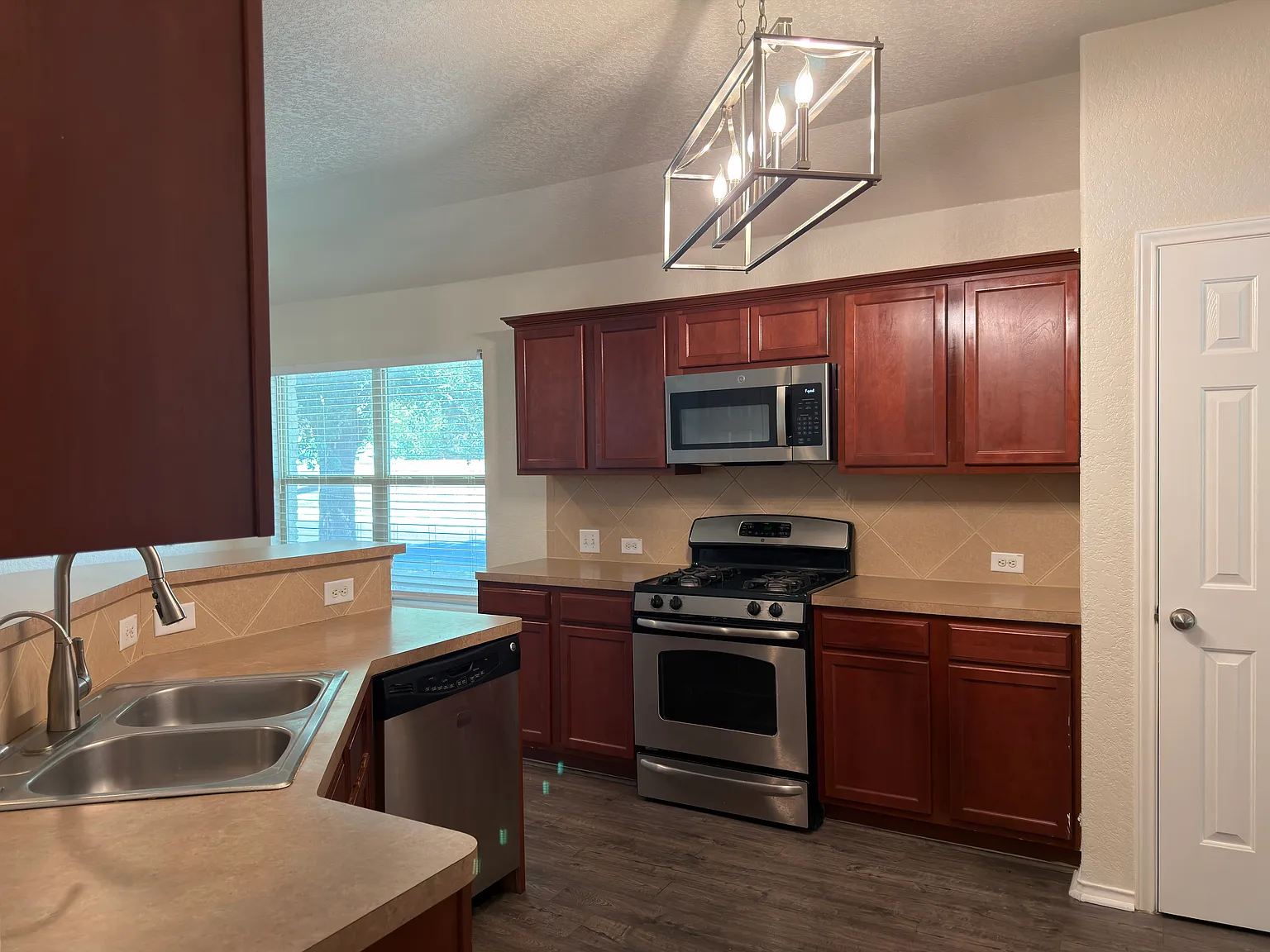 3 bed, 1799 sqft, $1,795 — Photo 3