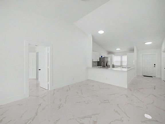 5th image of 8464 Lake Worth Rd