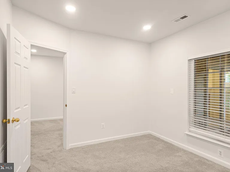 42685 Rolling Rock Sq — Photo 45