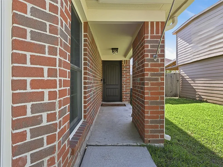 16852 Greenhouse St — Photo 3