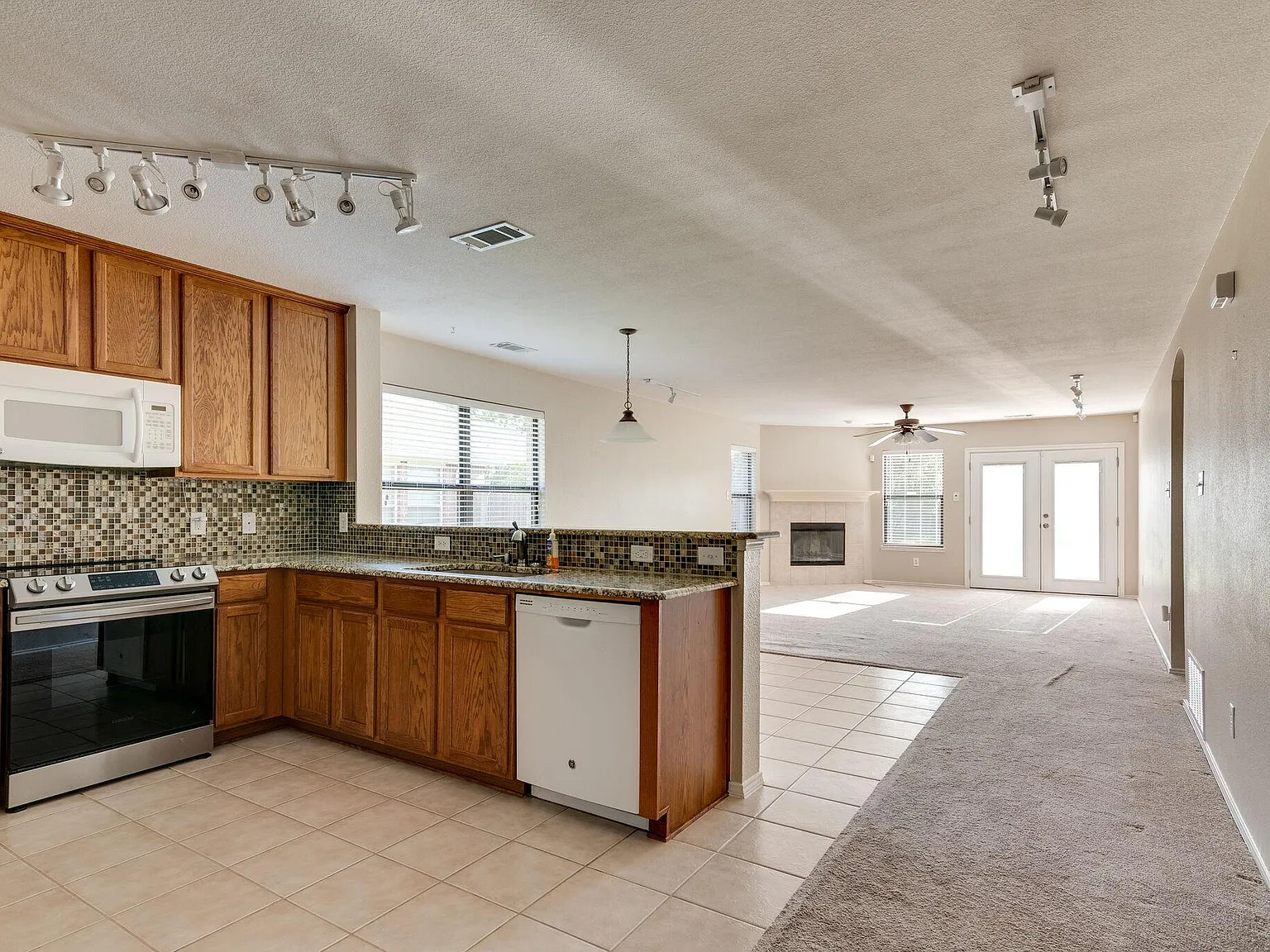 3 bed, 1920 sqft, $2,100 — Photo 4