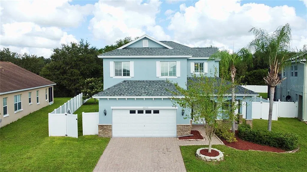 4 bed, 2.5 bath, 2601 sqft, $2,800 — Photo 1