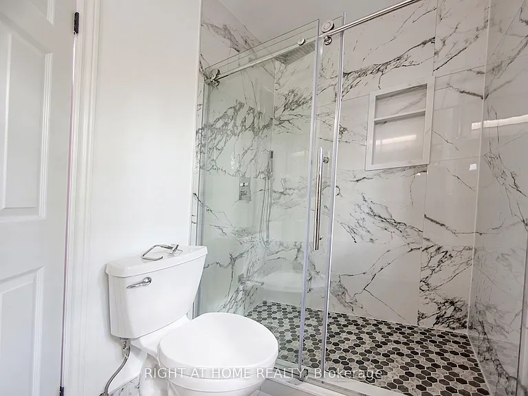 89 W Yonge Blvd NW — Photo 36