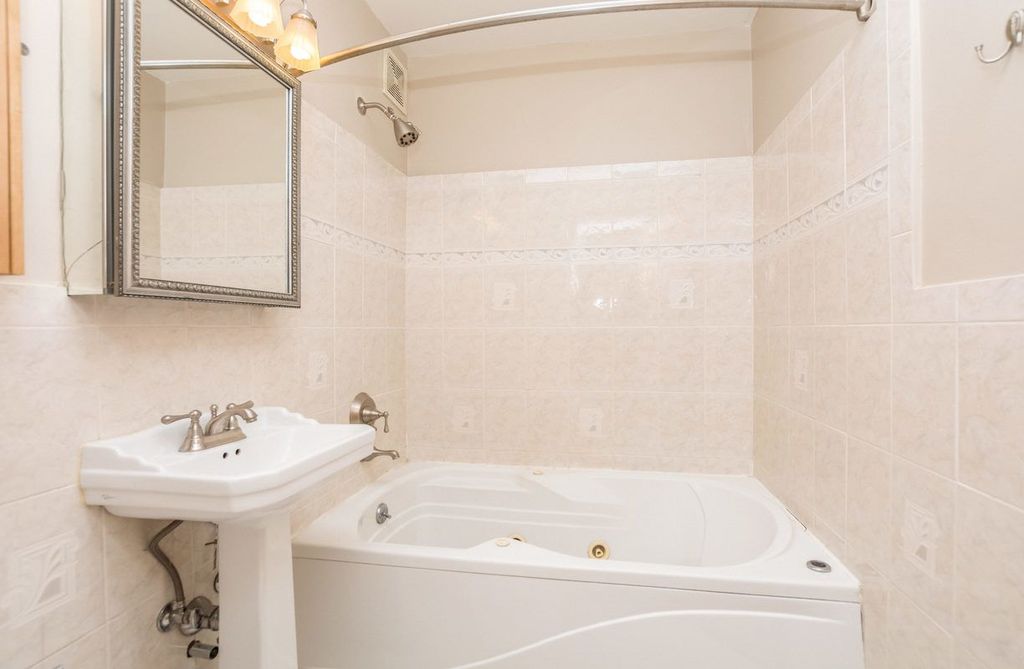3 Bed 2 Bath Property, New York • 2,000 Sq Ft