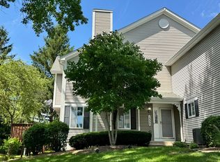 1332 Sandhurst Ln #B, South Elgin, IL 60177