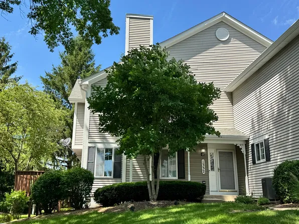 1332 Sandhurst Ln #B, South Elgin, IL 60177