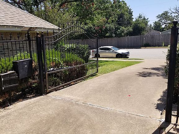 Gate on the right side 
