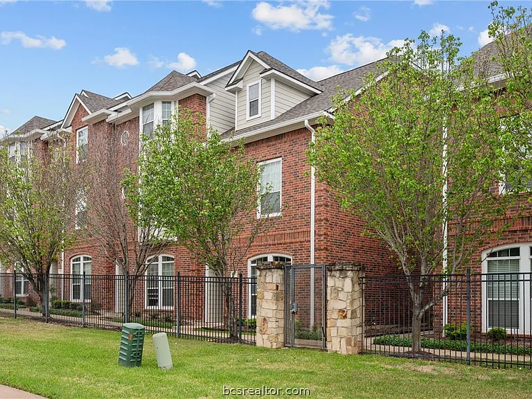 305 Holleman Dr E #205 — Photo 16