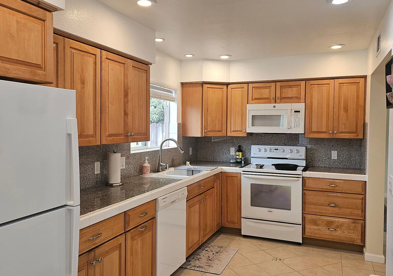 Beautiful 4 Bedroom — Photo 4