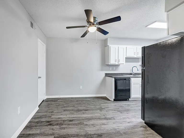 Landmark Woods Apartment Homes — Photo 45