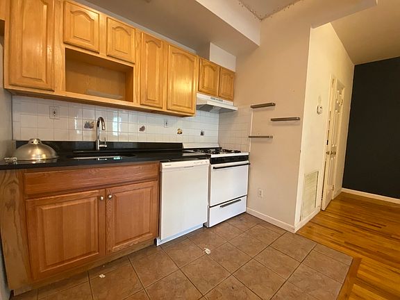 3rd image of 207 Montrose Ave APT 3