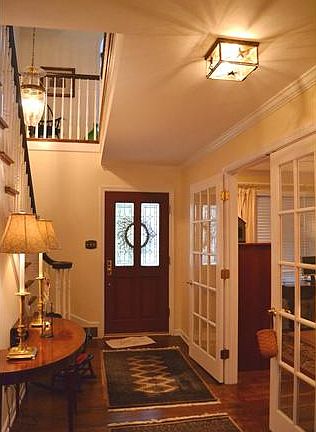 Charming colonial home w/ gleaming hardwood floors