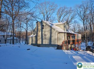 1216 Dogwood Ln, Bushkill, PA 18324