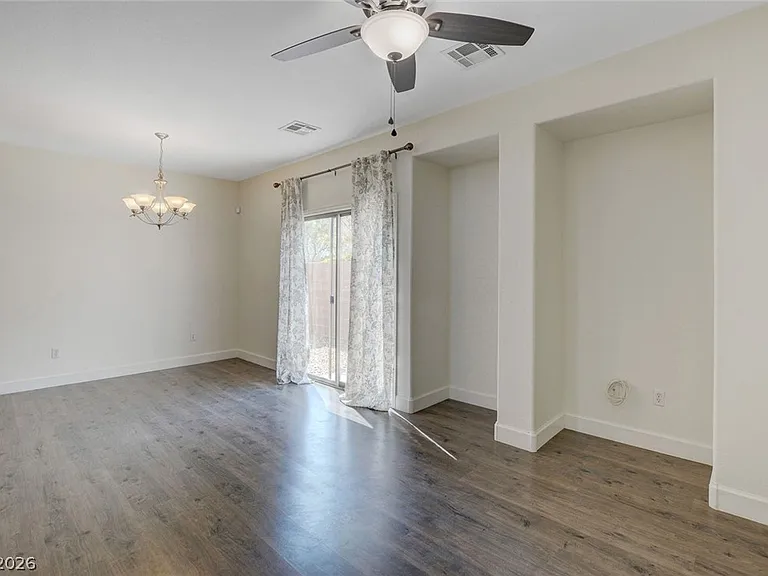 127 Tilbury Ave — Photo 14