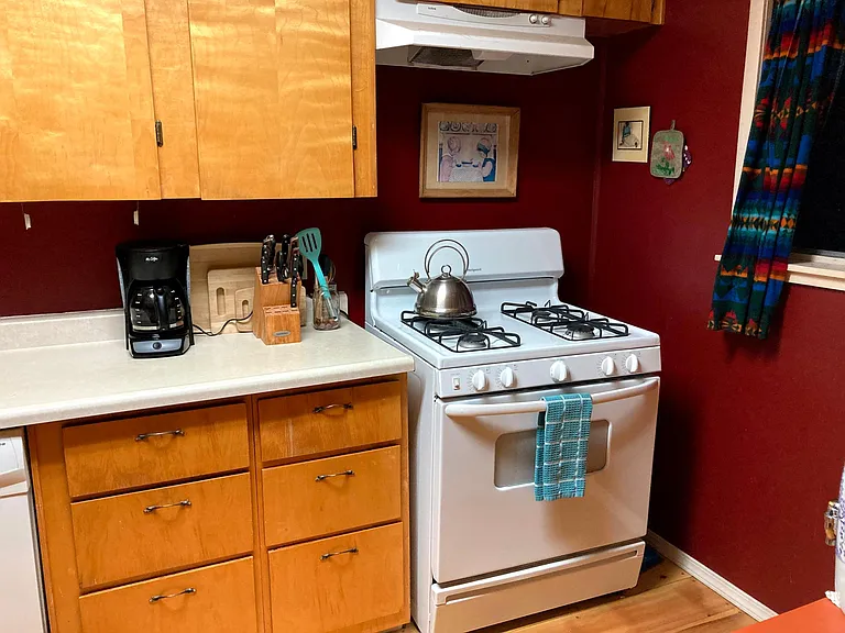 Great gas stove/oven - there is a microwave oven on the opposite side of the stove (not pictured)