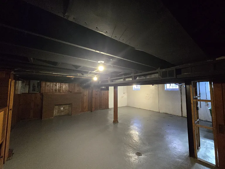 9657 E Outer Dr #1 — Photo 32