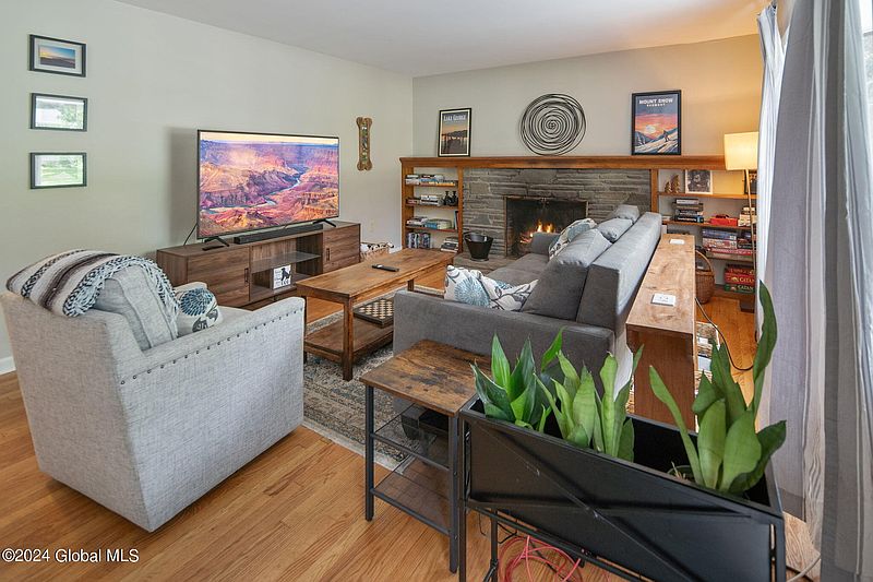 4th image of 53 Woodside Drive