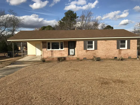 833 Fresno Dr, Fayetteville, NC 28303