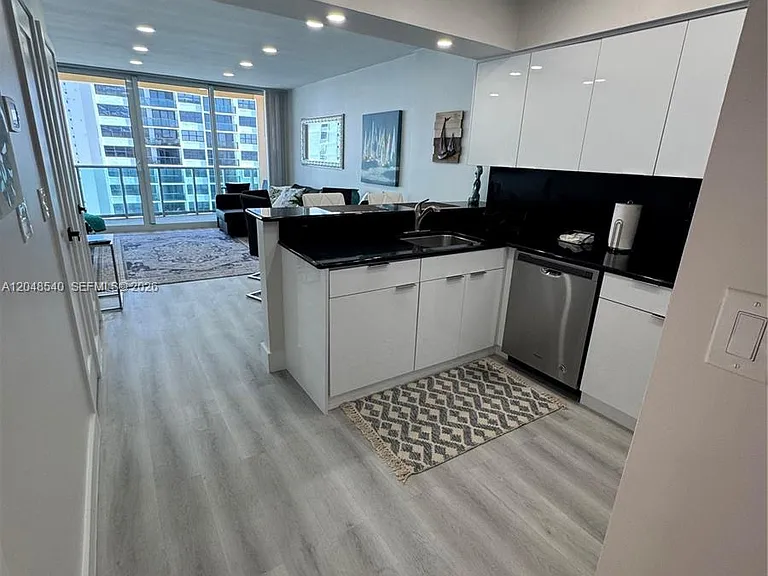 2501 S Ocean Dr #Penthouse 05 — Photo 9
