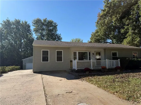 417 Cheyenne Ave, Hiawatha, KS 66434