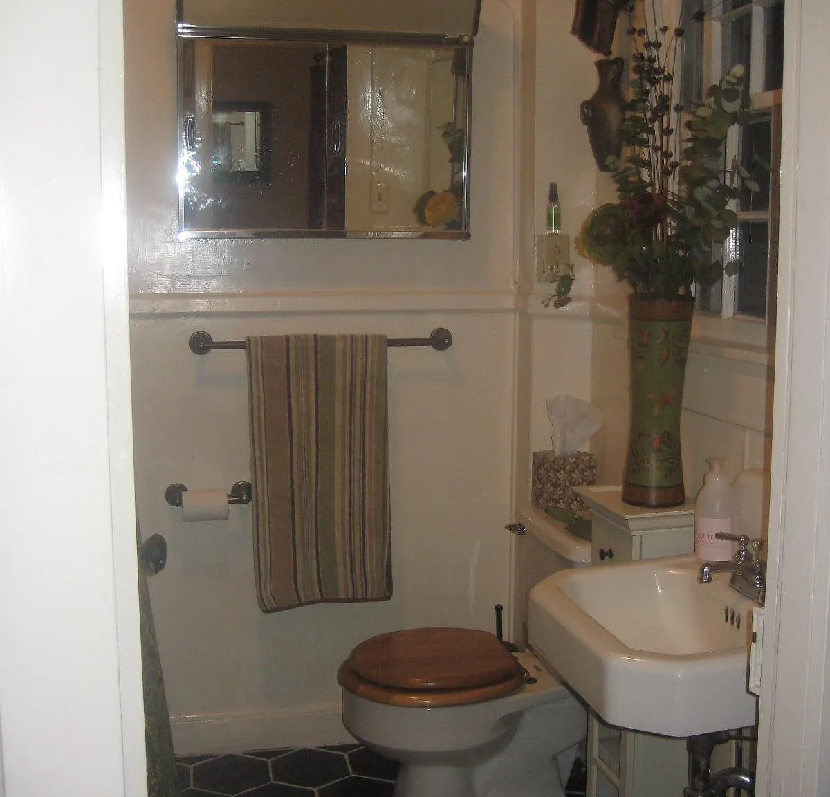 3 bed, 1.5 bath, 2200 sqft, $2,500 — Photo 1