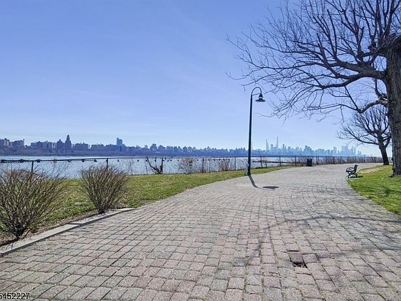 4th image of 125 The Promenade #125