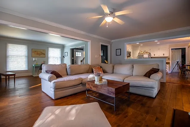 4 bed, 2572 sqft, $3,250 — Photo 3