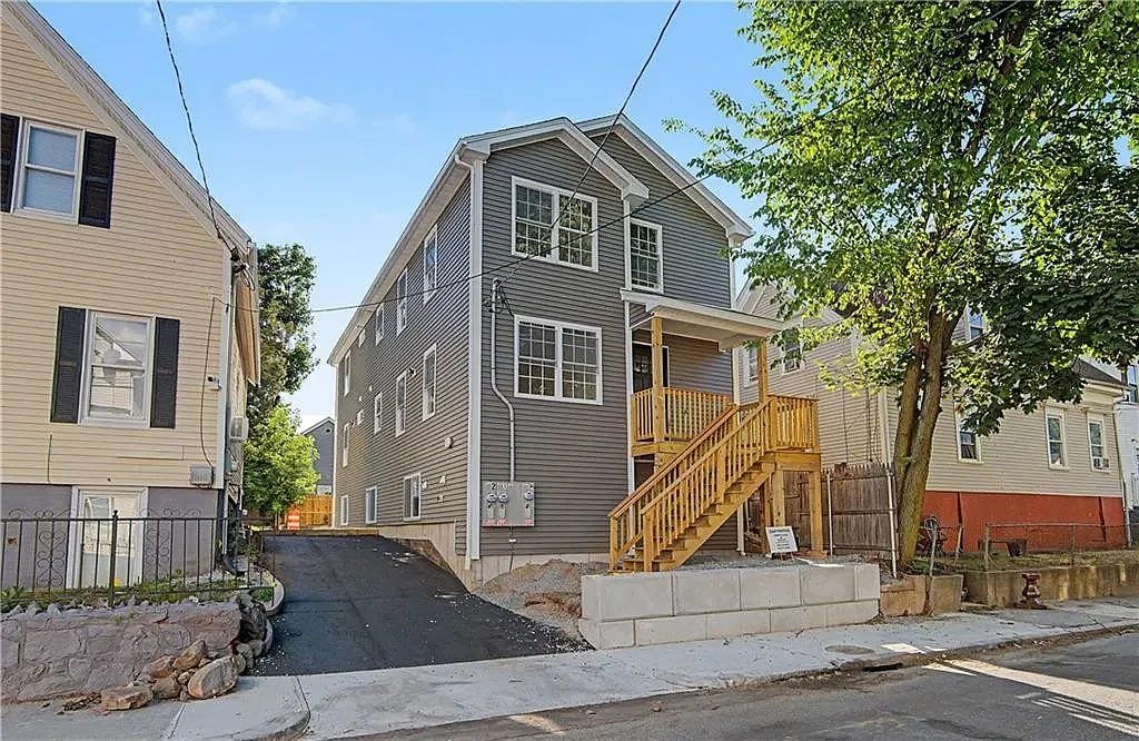 4 bed, $2,850 — Photo 1