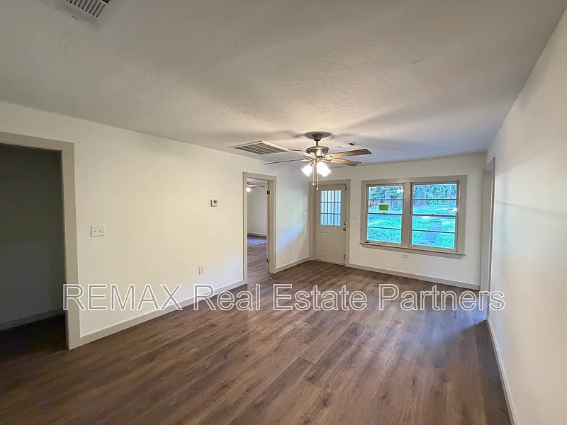 3 bed, 2.0 bath, 1421 sqft, $1,650 — Photo 2