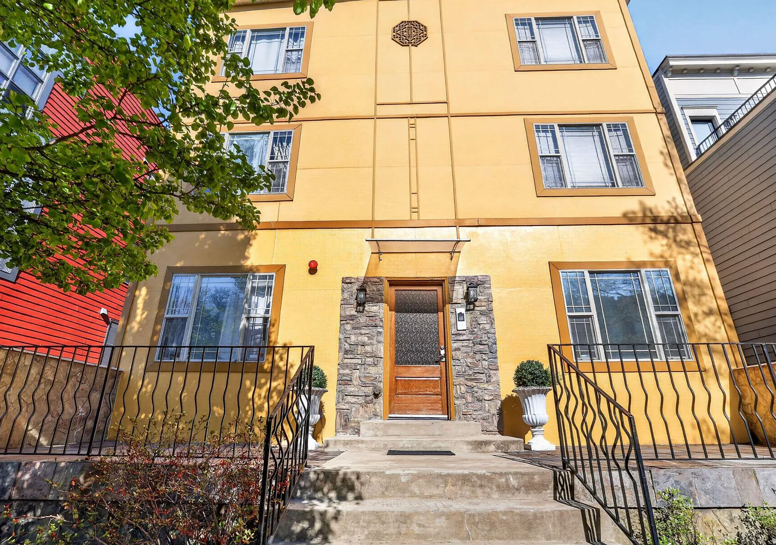 Spacious Two-Level Loft with Gated Parking in Park View! — Photo 2