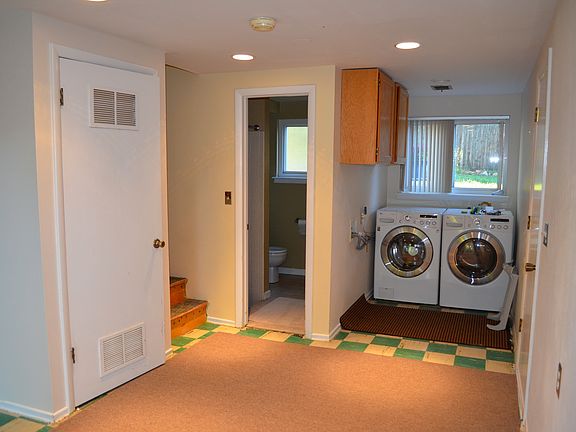 Laundry, bath and entrance area