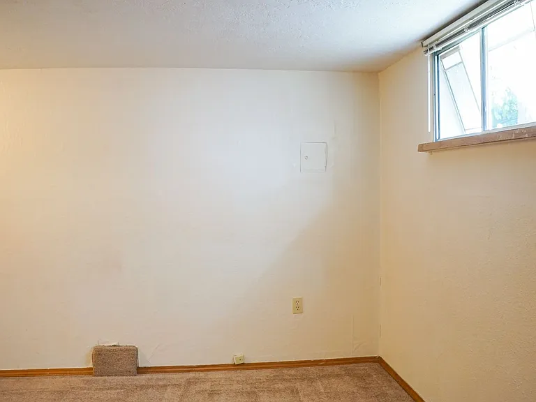 Great NW Location: Spacious 1 Bedroom Ready Soon! — Photo 8