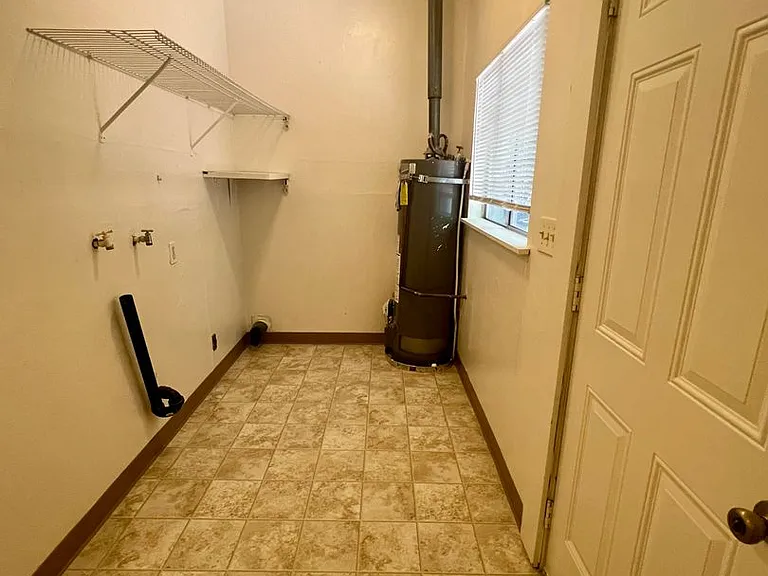 1044 Lincoln St — Photo 13
