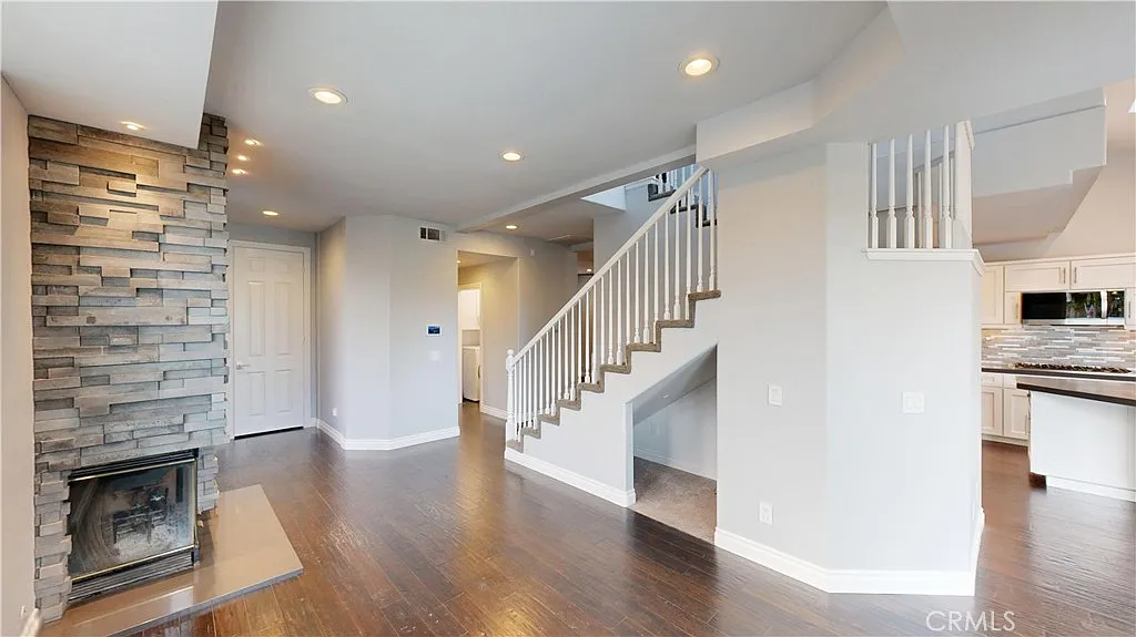 3 bed, 3.5 bath, 2085 sqft, $7,500 — Photo 4