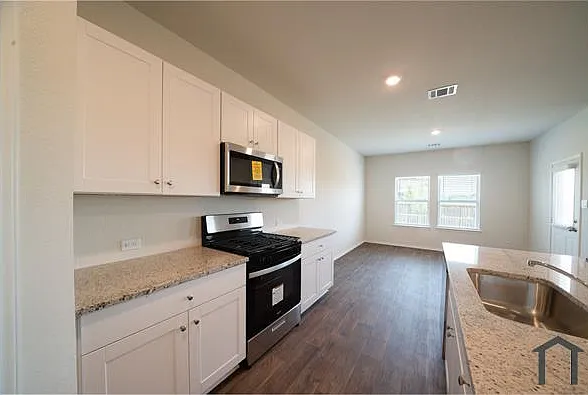 4 bed, 2473 sqft, $2,600 — Photo 3