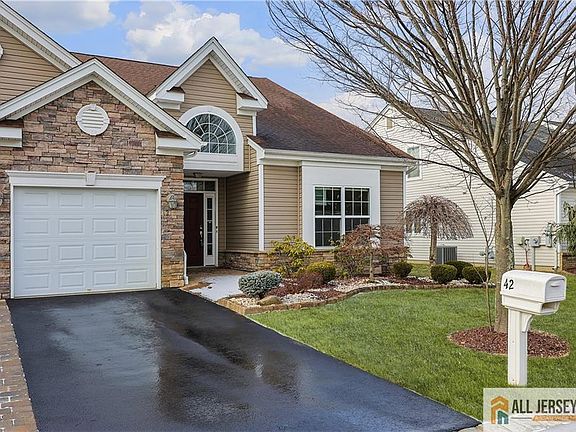 3rd image of 42 Gryphon Dr