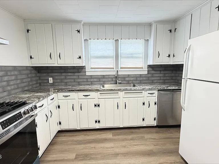104 Burlington Ave — Photo 15