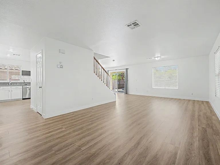 10547 Lilac Tree Ave — Photo 7