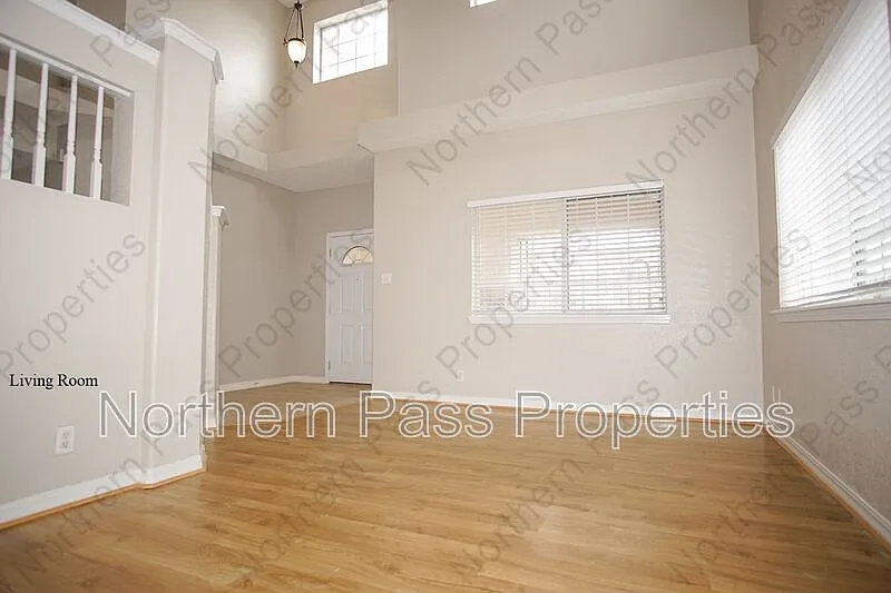 4 bed, 2.5 bath, 2330 sqft, $1,795 — Photo 4