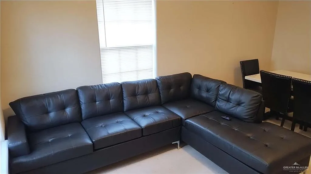 2 bed, 1.0 bath, 910 sqft, $1,200 — Photo 4