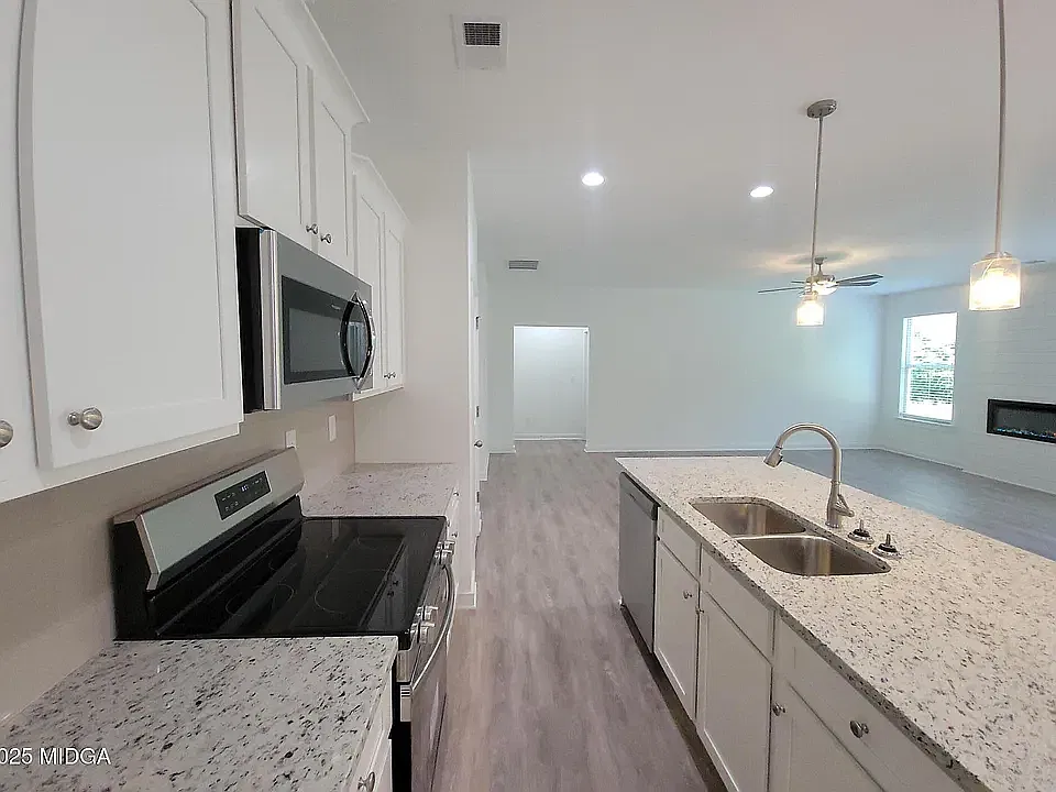 3 bed, 1643 sqft, $2,195 — Photo 4