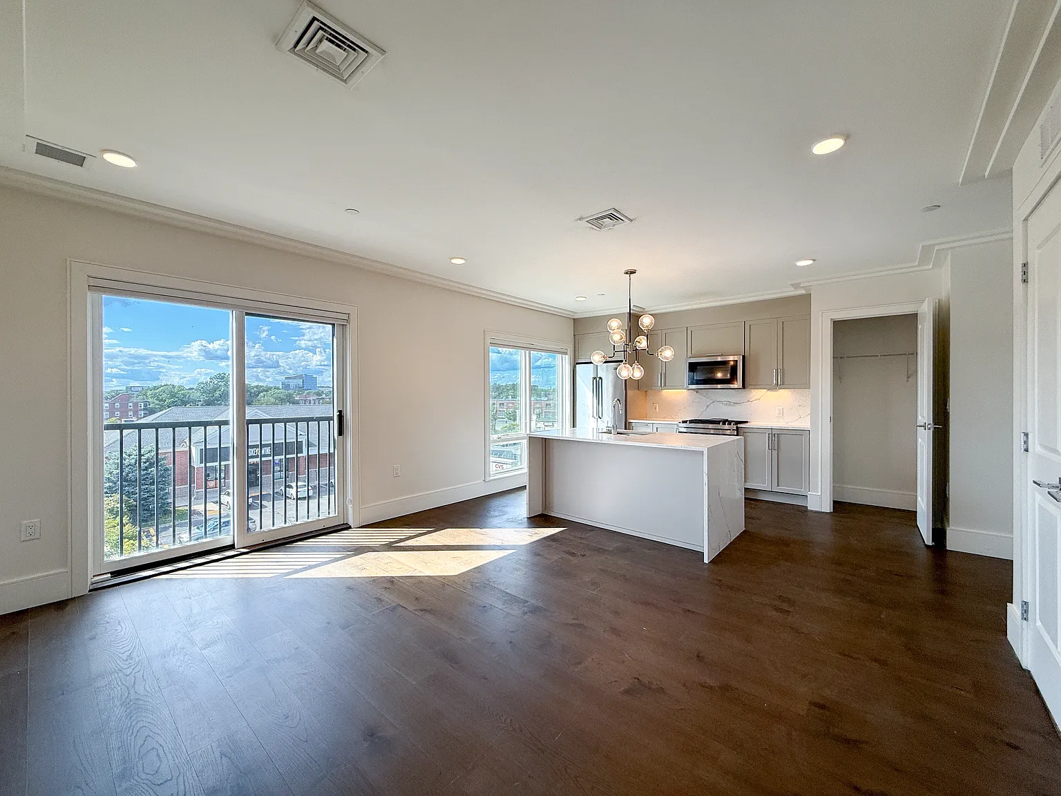 2 bed, 902 sqft, $3,275 — Photo 2
