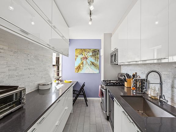 4th image of 160 E 38th St APT 22B