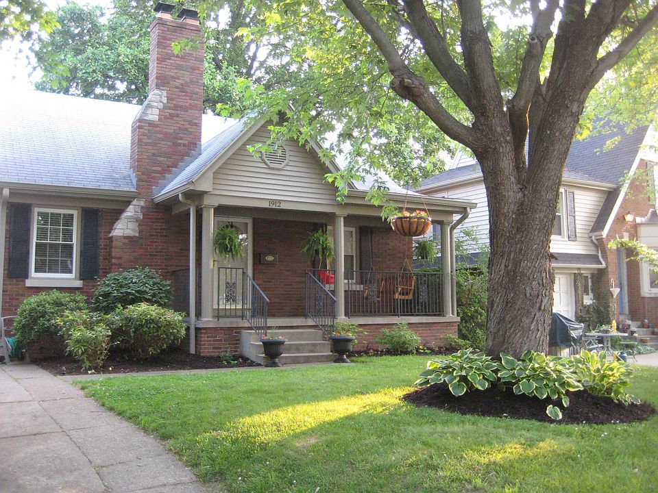 1912 E Chandler Ave Front