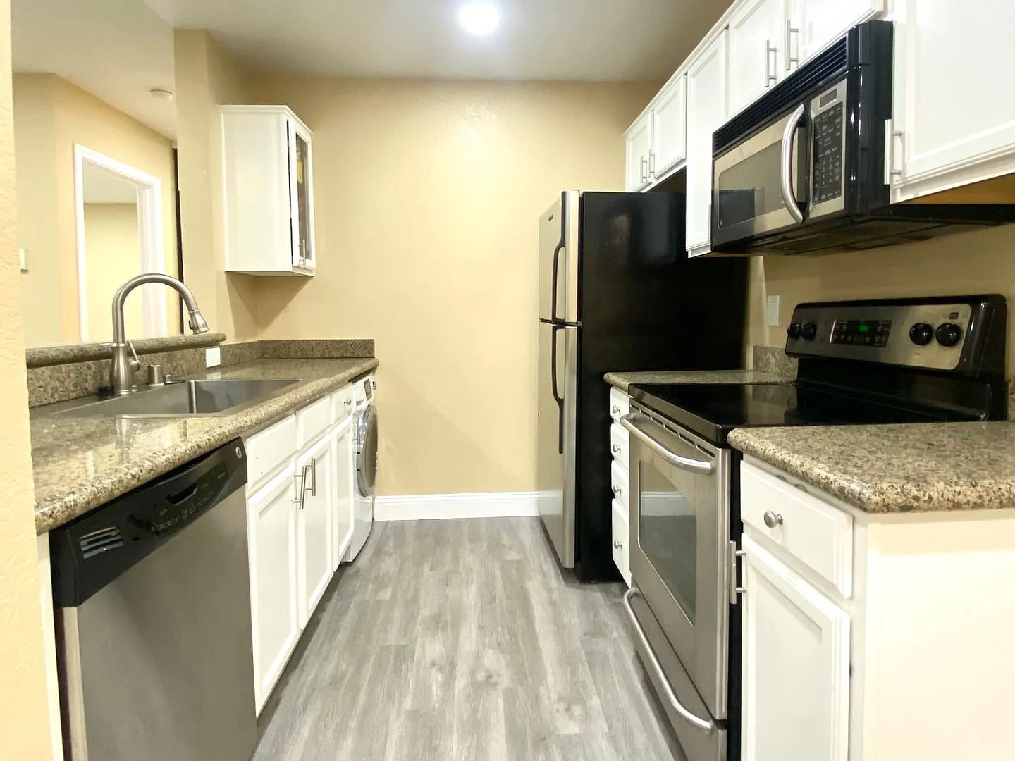 Upgraded 2 Bed 2 Bath Condo for lease in Fremont! — Photo 4