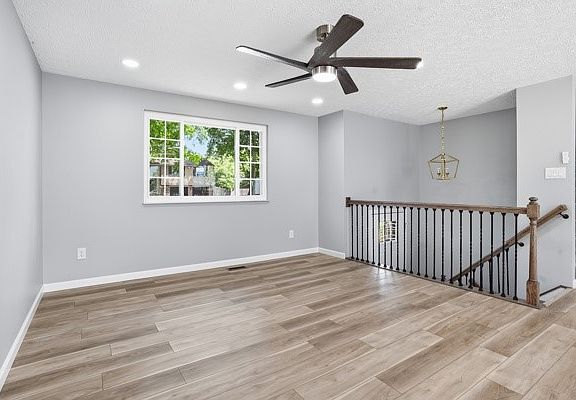 5th image of 426 Linden Dr W