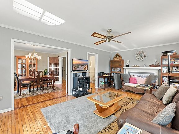 5th image of 615 North Creekside Dr.