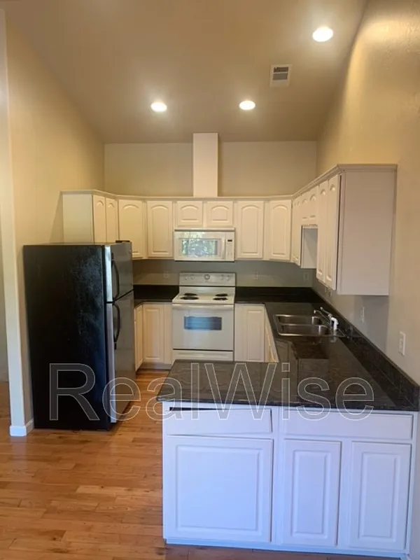 2 bed, 2.0 bath, 1026 sqft, $1,650 — Photo 4