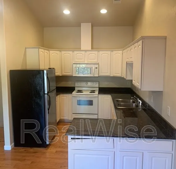 205 Classick Dr — Photo 4