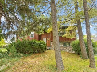 827 Menominee Dr, Lake In The Hills, IL 60156